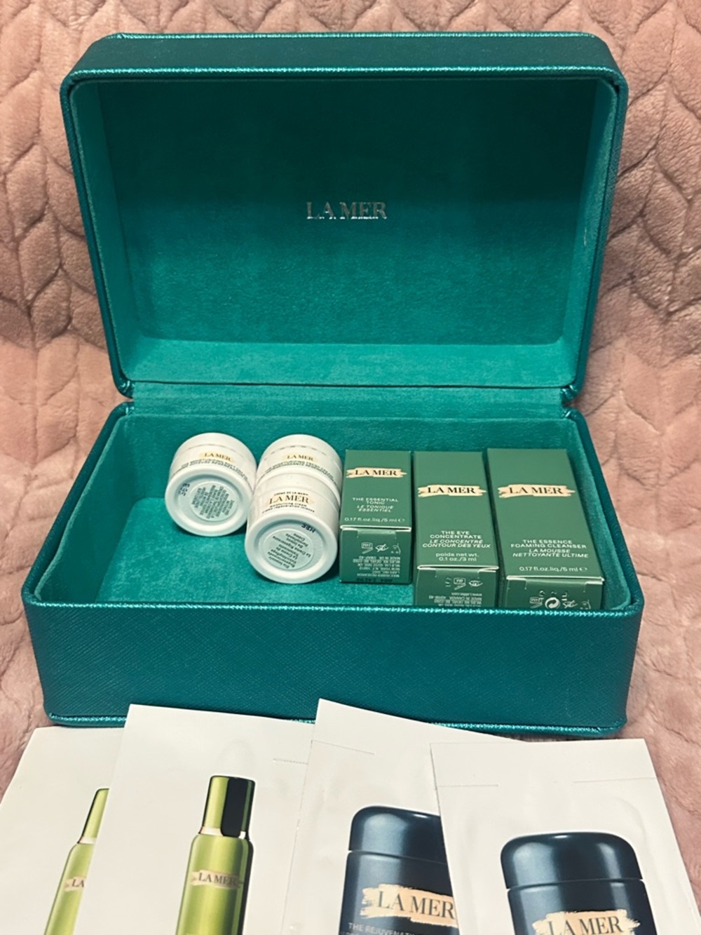 La Mer Teal Gift Box with face care - Picture 3 of 5